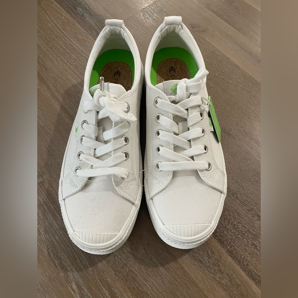 New W/O Tags Cariuma Off-White Canvas Sneakers. size 8 women. size 6.5 men